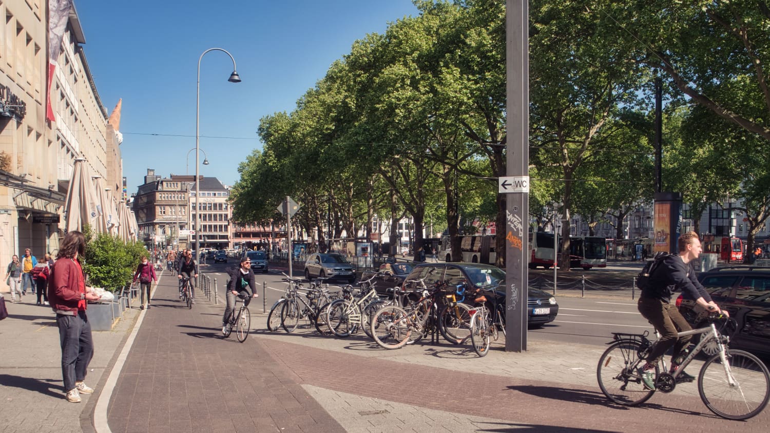 Fußgänger-, Rad- und Autoverkehr am Kölner Neumarkt