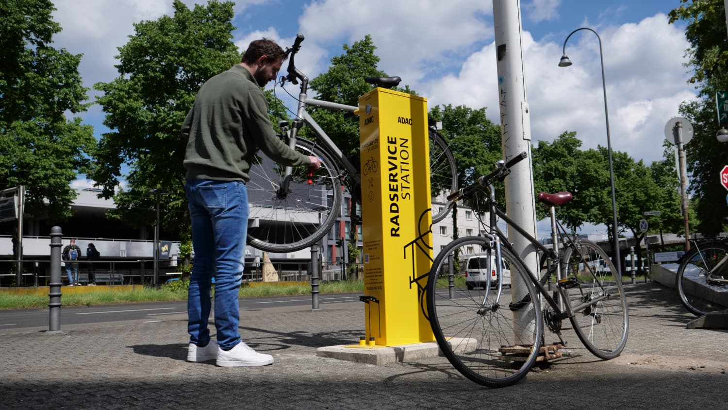 Eine Fahrrad-Reparatur können Radfahrer an der ADAC Radservice-Station selbst vornehmen.