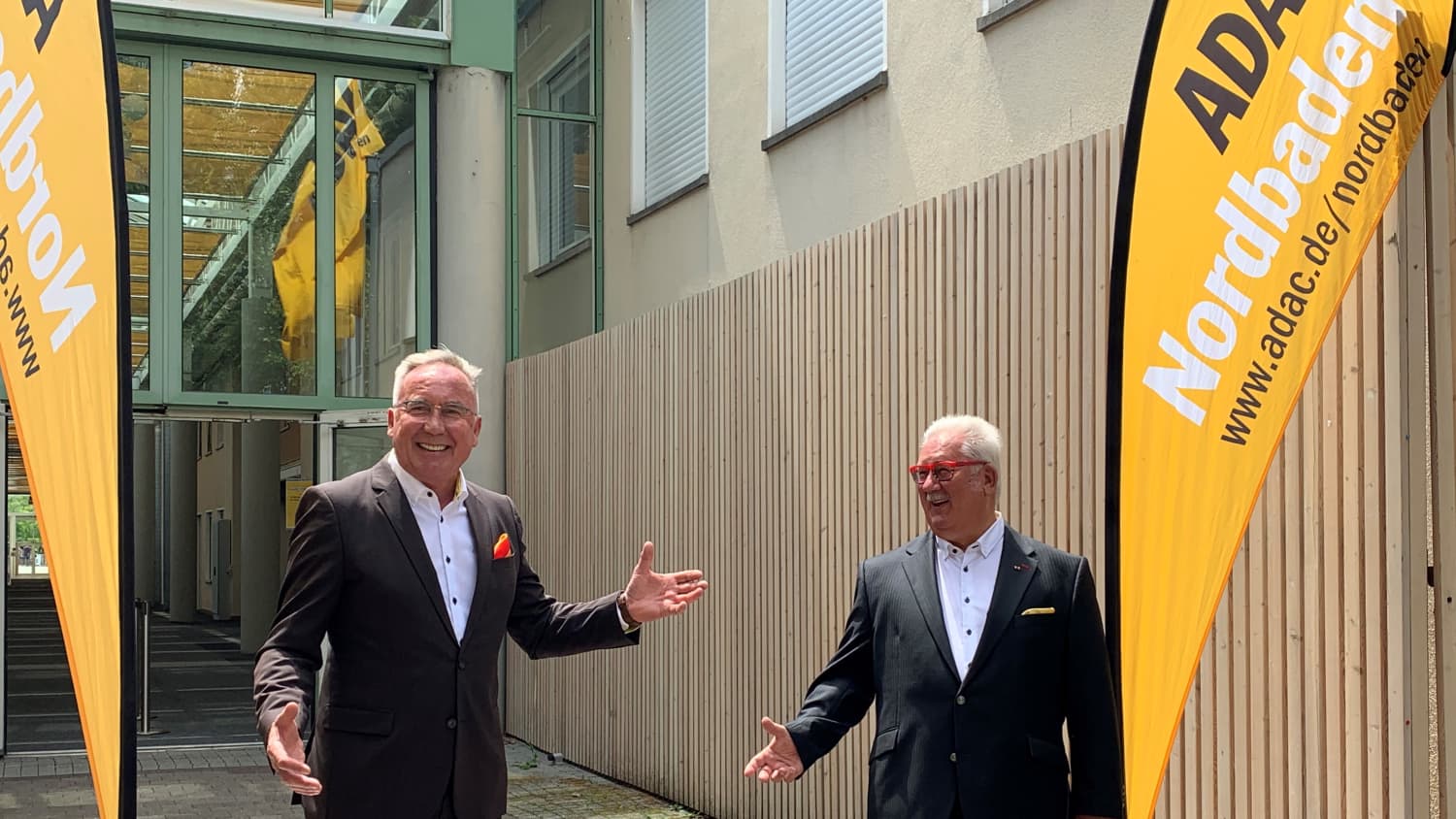Ehrenvorsitzender Günther Bolich (links) und neuer Vorsitzender Hans Weber (rechts) des ADAC Nordbaden e.V.