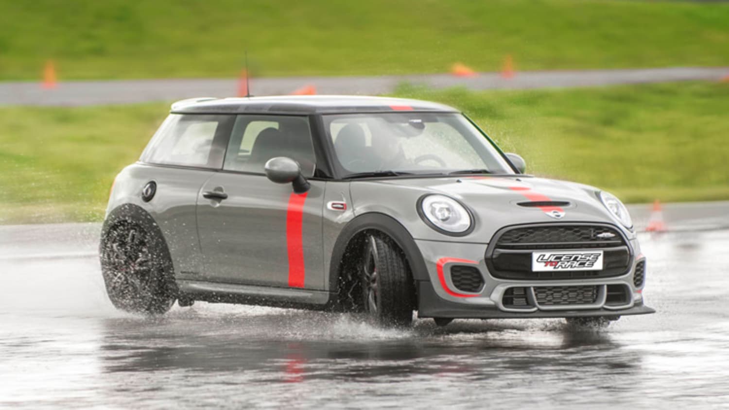 Mini rutscht über nasse Fahrbahn bei ADAC Fahrsicherheitstraining