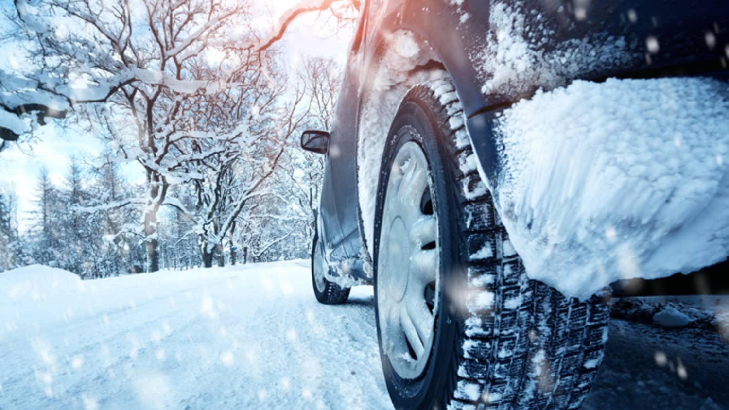 Nahaufnahme eines Autos am Reifen schneebedeckt im Winter