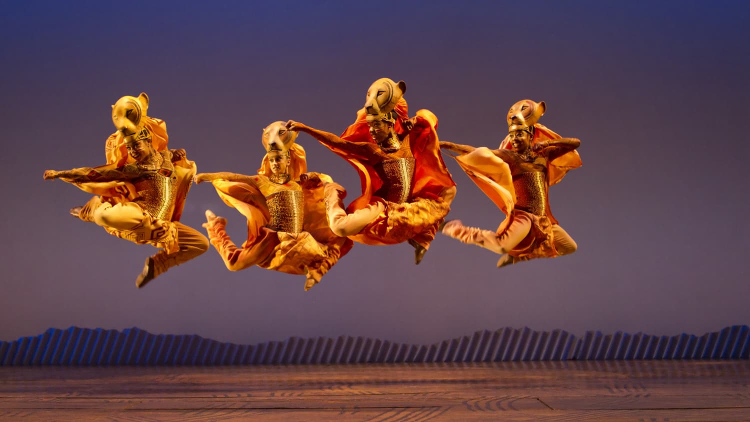 Szene im Musical König der Löwen, Darsteller springen gerade in die Luft