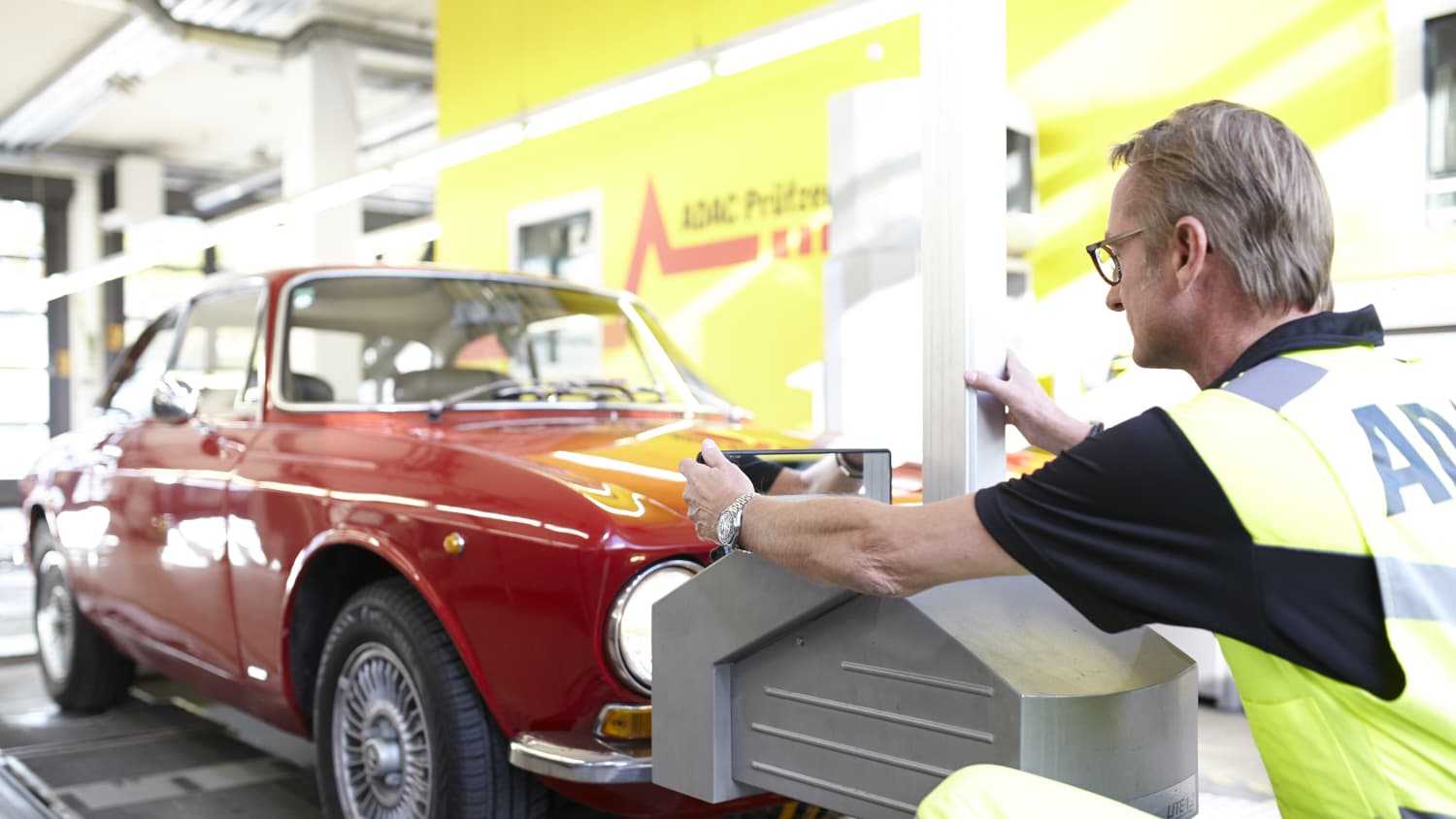 Auto steht im ADAC Prüfzentrum und wird inspiziert