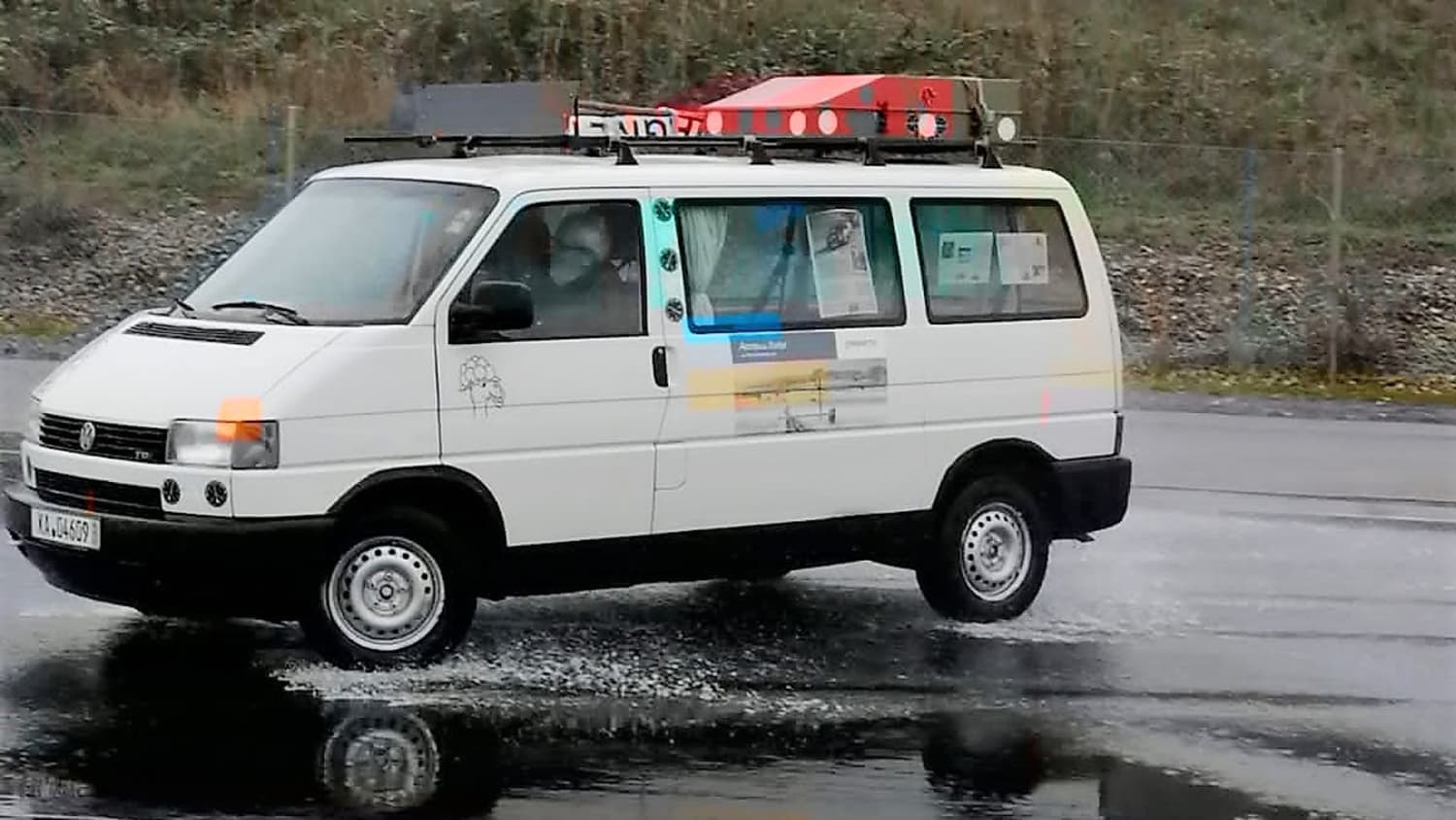 Der Volkswagen T4 rutscht beim Fahrsicherheitstraining über Wasserfläche