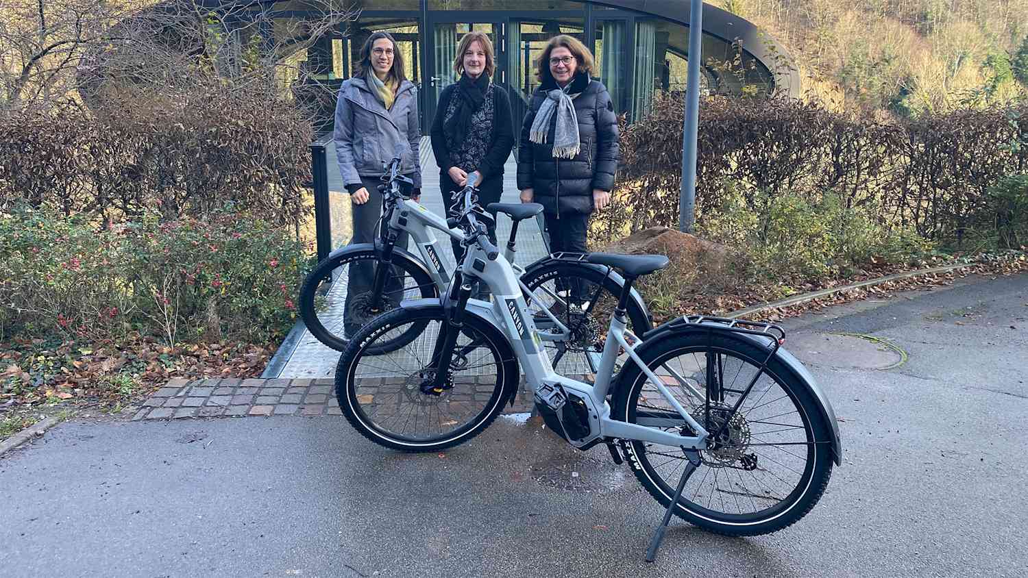 Carmen Bendix vom ADAC Mittelrhein überreicht die E-Bikes den Geschäftsführerinnen des Jugendstilhotels, Angelika und Bettina Hornbach, die E-Bikes.