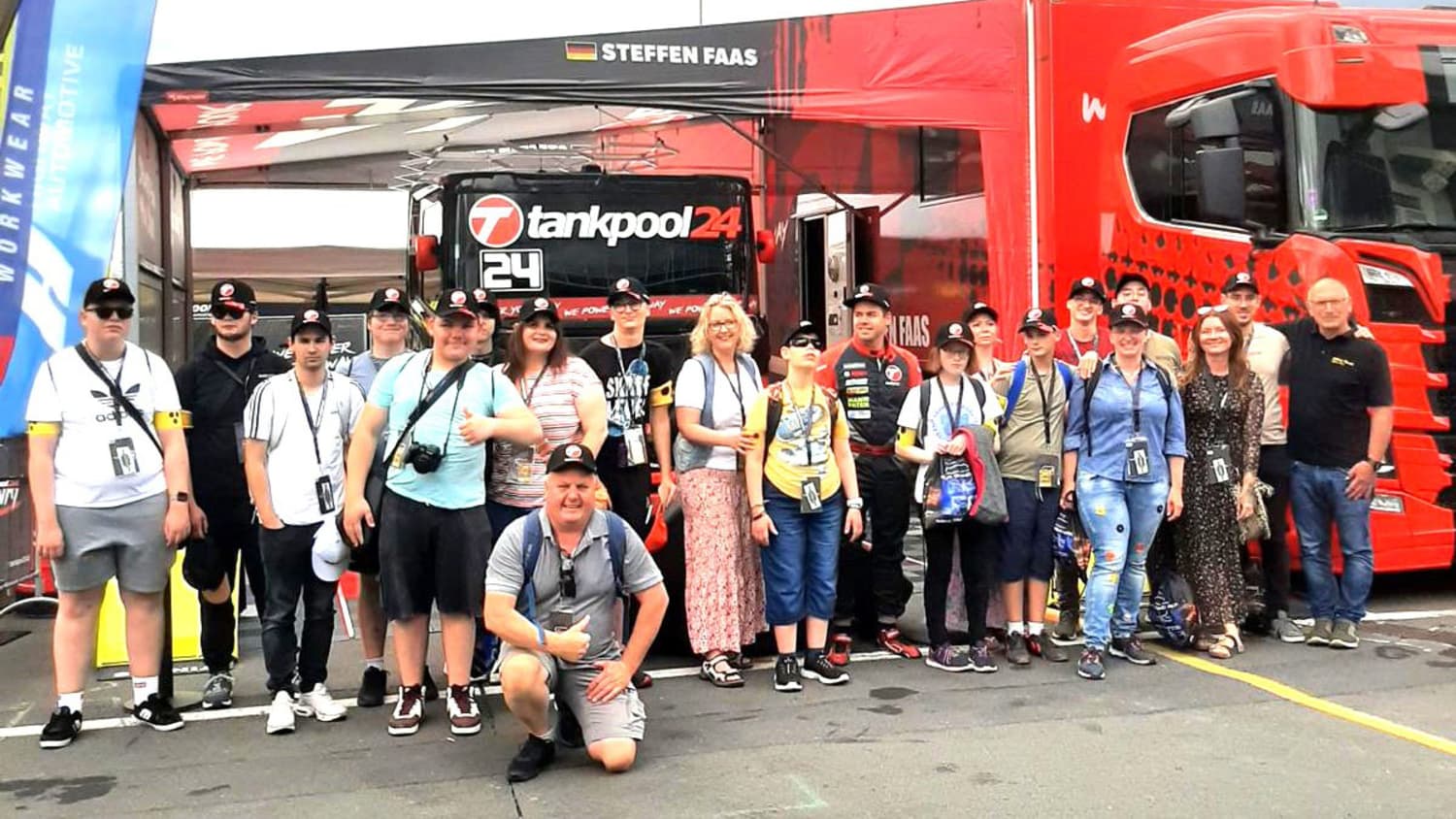 Blinde und sehbehinderte Schülerinnen und Schüler der Landesblindenschule Neuwied erlebten den ADAC Truck-Grand-Prix hautnah. Dank ADAC Mittelrhein e.V. erhielten sie einen exklusiven Einblick hinter die Kulissen des Motorsports, trafen Profi-Truck-Racer Steffen Faas und verfolgten spannende Rennen am Nürburgring.