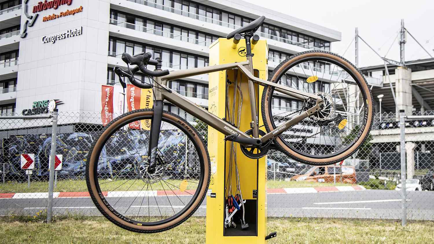 Ein Fahrrad an der Radservice-Station an Nürburgring.