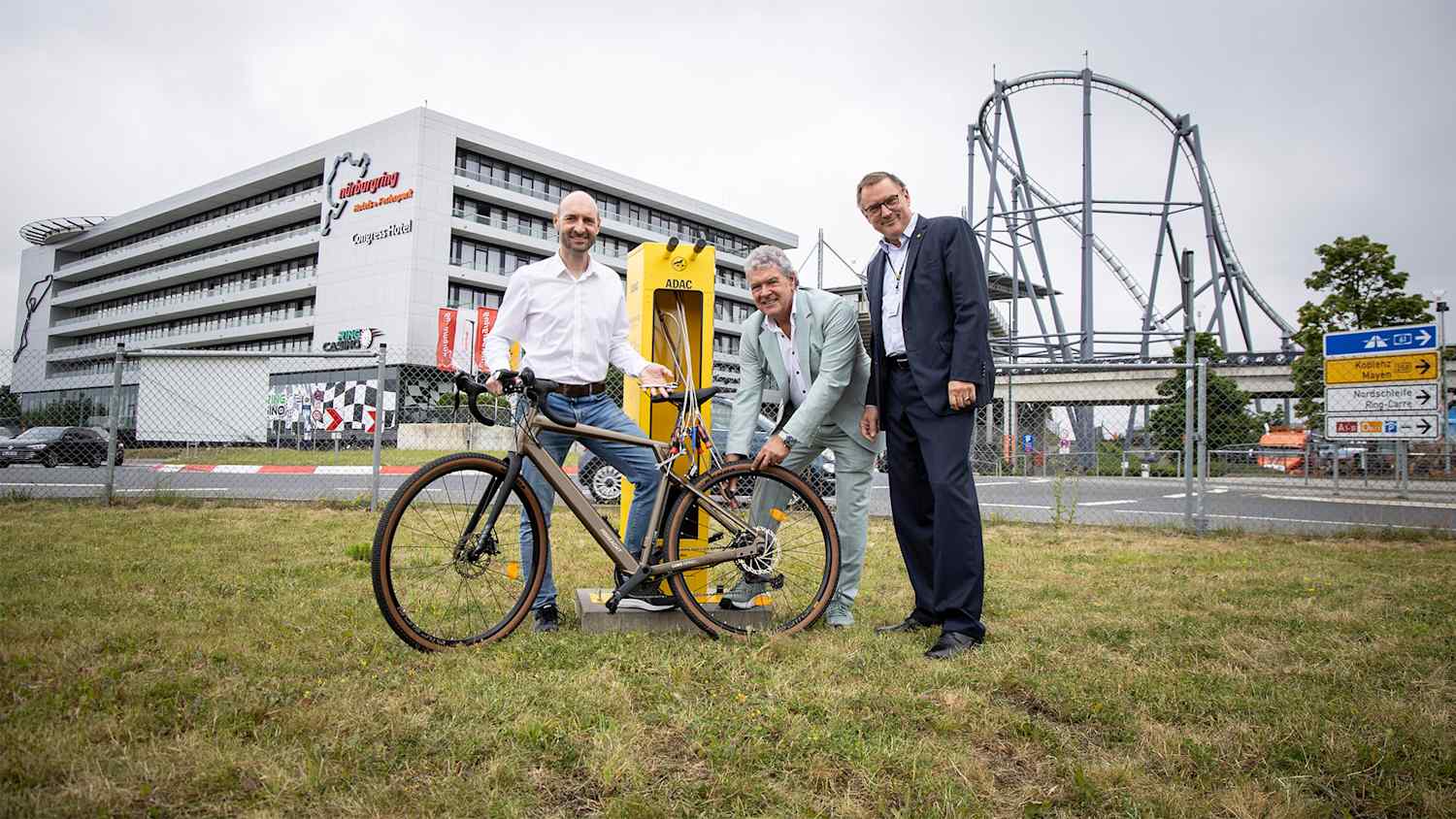 Schnelle Hilfe fürs Bike (v. l.): Ingo Böder (Geschäftsführer Nürburgring 1927 GmbH & Co. KG), Rudi Speich (Vorsitzender ADAC Mittelrhein e. V.) und Prof. Dr. Peter König (Vorstand Verkehr und Technik ADAC Mittelrhein e. V.) eröffneten die erste ADAC Radservice-Station am Nürburgring.