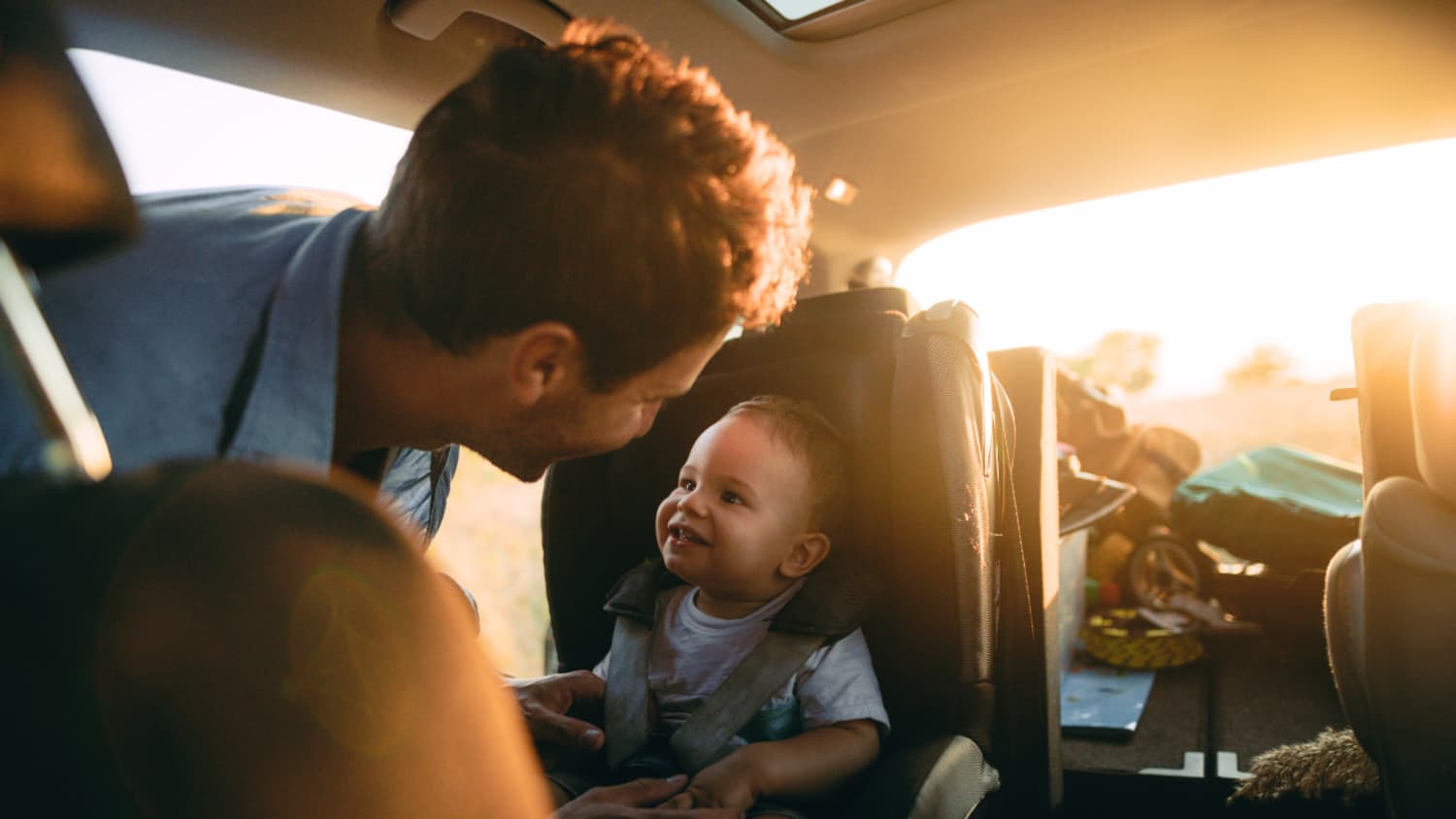 Kind wird im Auto angeschnallt