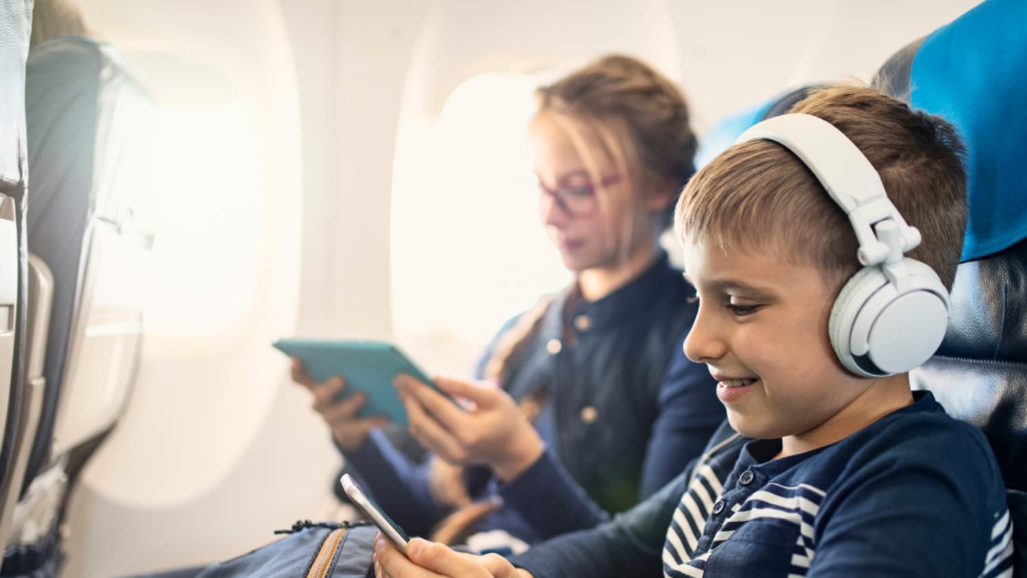 Kind im Flugzeug