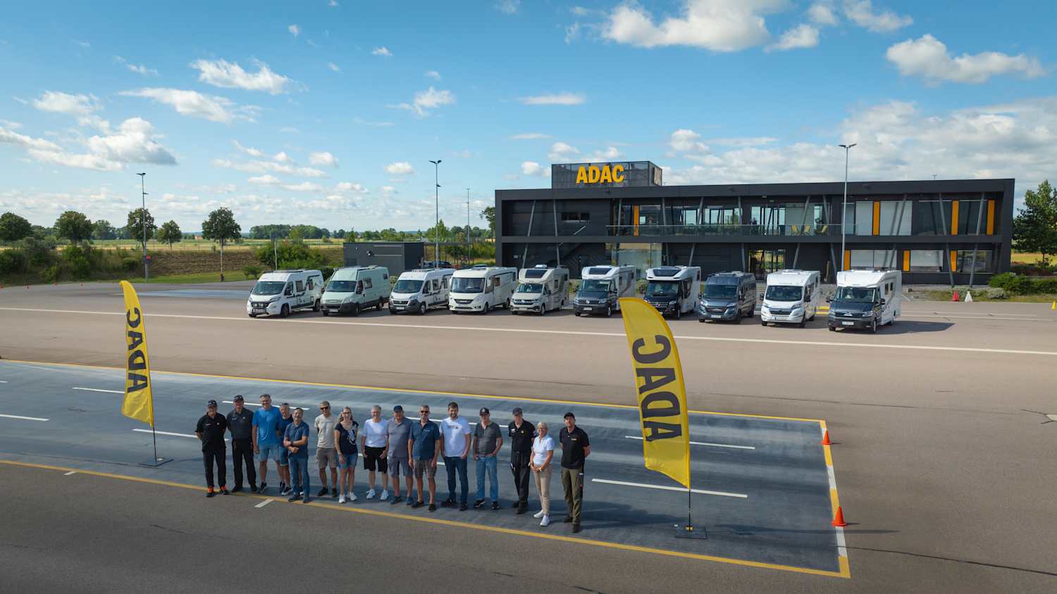 Das Teilnehmerfeld zu Bayerns "ADAC Camper des Jahres 2025" im ADAC Fahrsicherheitszentrum Regensburg/Rosenhof.