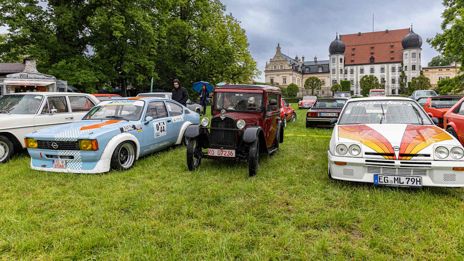 Rund 500 Oldtimer präsentierten sich beim 26. ADAC Maxlrainer Oldie Feeling.