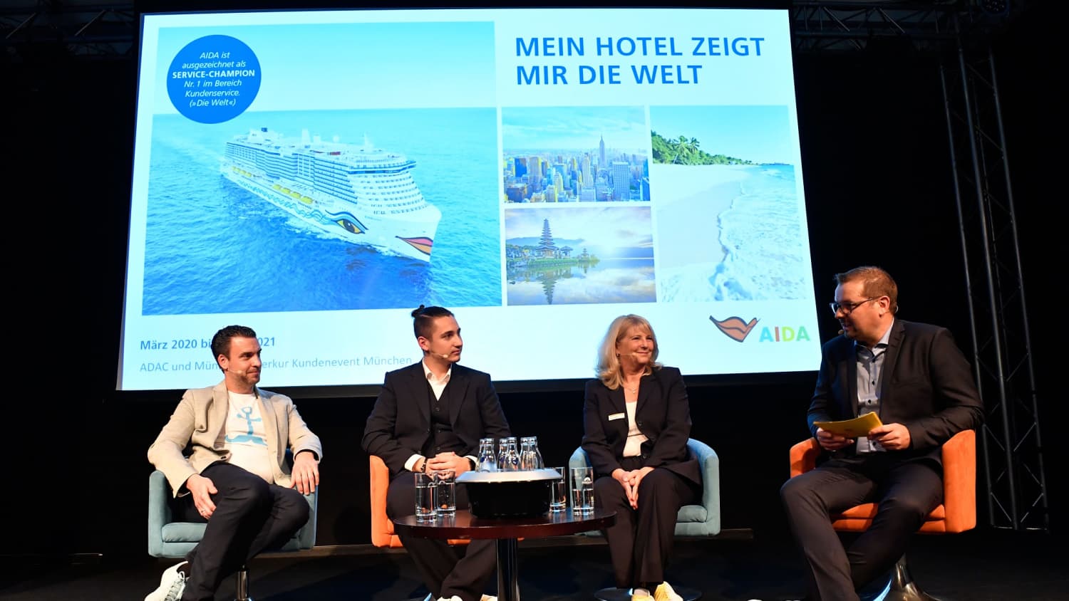Gesprächsrunde bei der ersten Lesereise