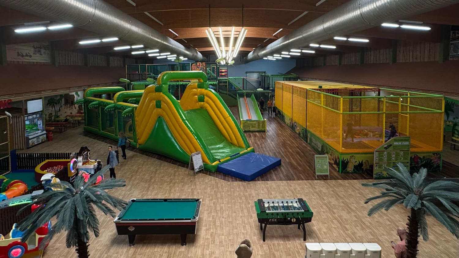 Ob Kletterlabyrinth, Rutschen, Trampoline oder besondere Event-Highlights – im TAKKA-TUKKA Abenteuerland in Gerolzhofen  können Kinder nach Herzenslust toben, entdecken und einfach nur Kind sein.