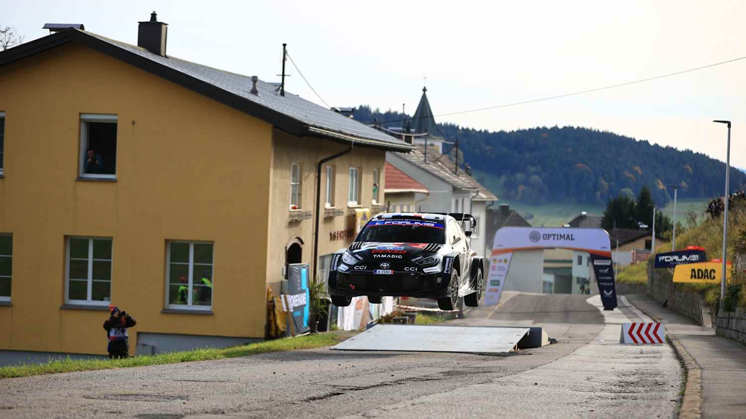 Wenige Kilometer vor dem Ziel sorgte eine Sprungkuppe für ein großes Spektakel.