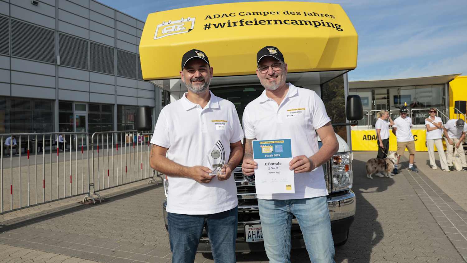Thomas Vogl und sein Beifahrer freuten sich sehr über den dritten Platz beim großen Bundesfinale zum „ADAC Camper des Jahres 2025“