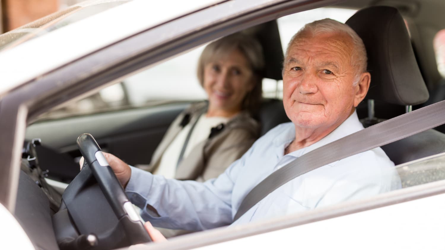 Senior am Steuer eines Pkw