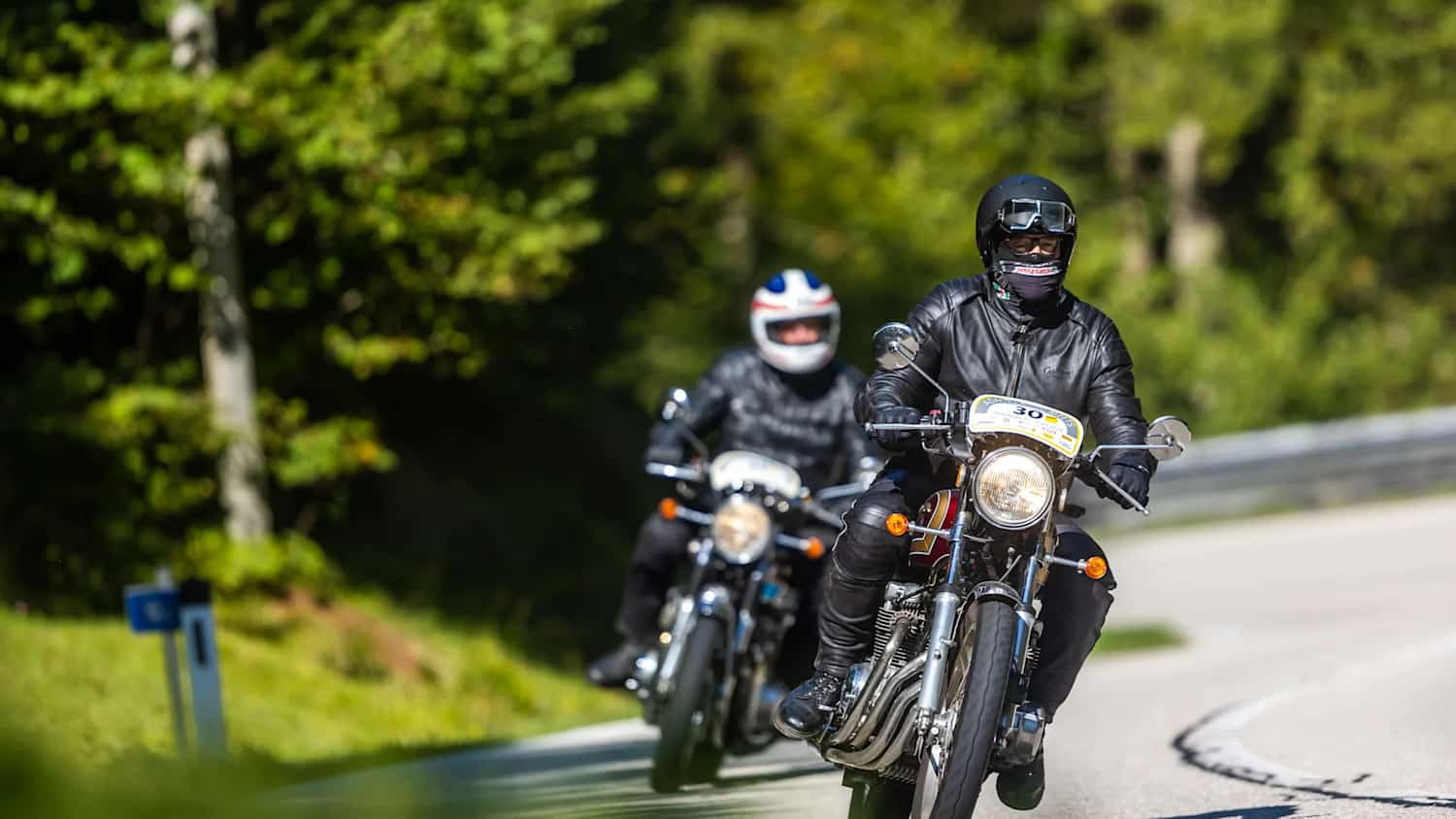 Zwei Motorradfahrer cruisen