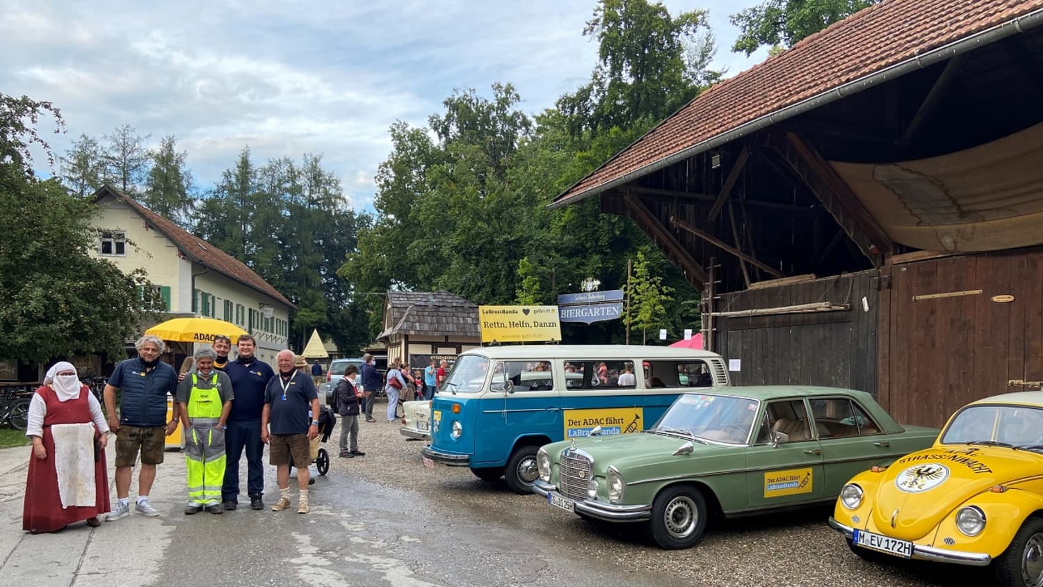 ADAC Oldtimer mit Fahrer im Biergarten Ritterschwemme zu Kaltenberg