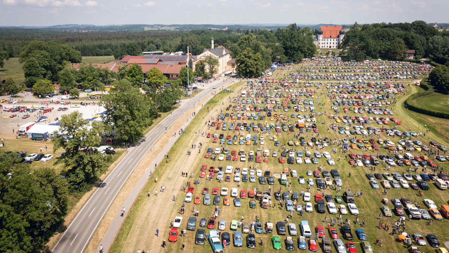 Am Sonntag, 25. Mai, wird das Schlossgelände von Maxlrain nahe Bad Aibling wieder zum Mekka für Oldtimer-Fans.