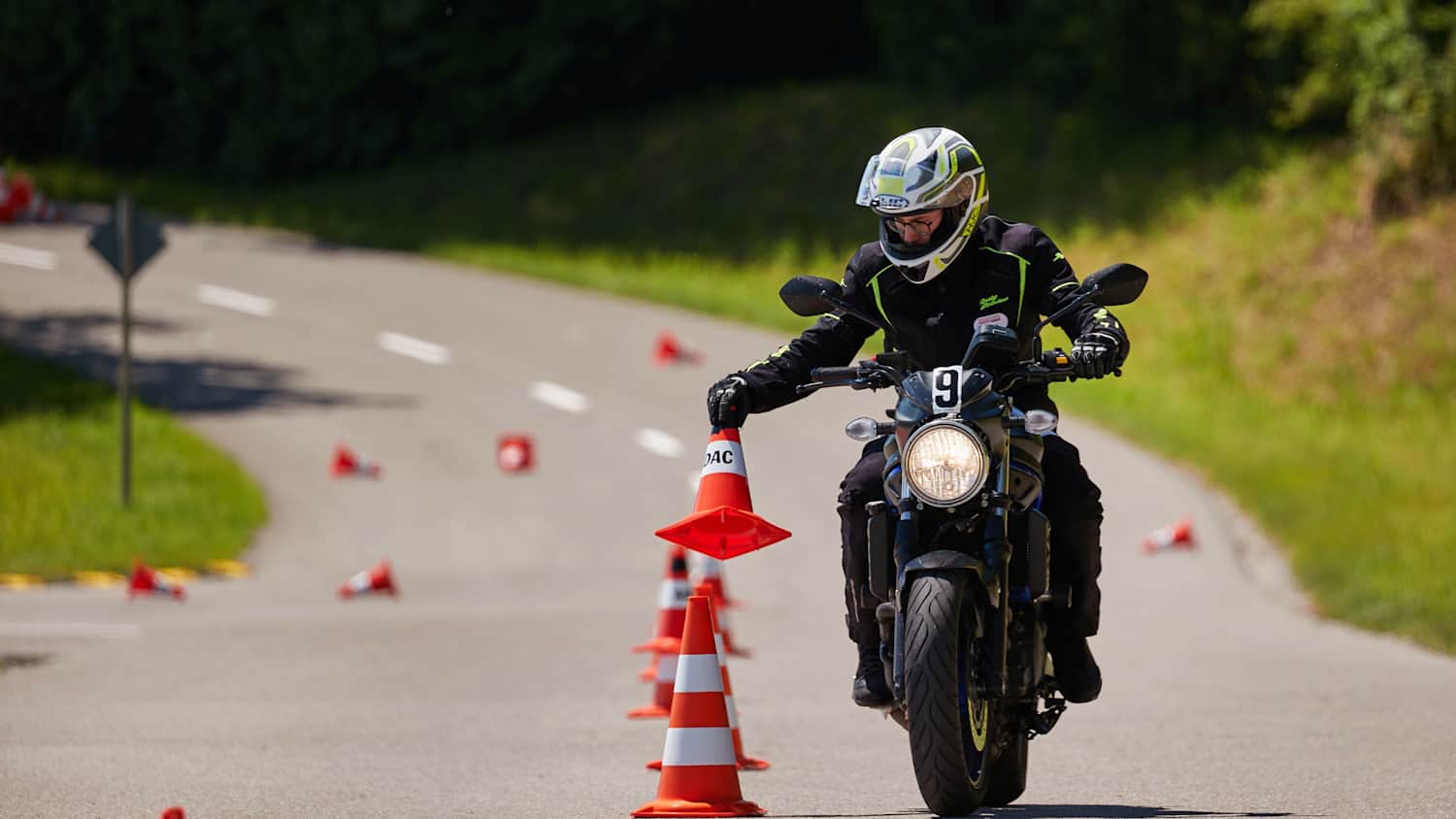 Im Rahmen der Motorrad Safety League stellen Biker ihr Können unter anderem bei Geschicklichkeitsübungen unter Beweis.