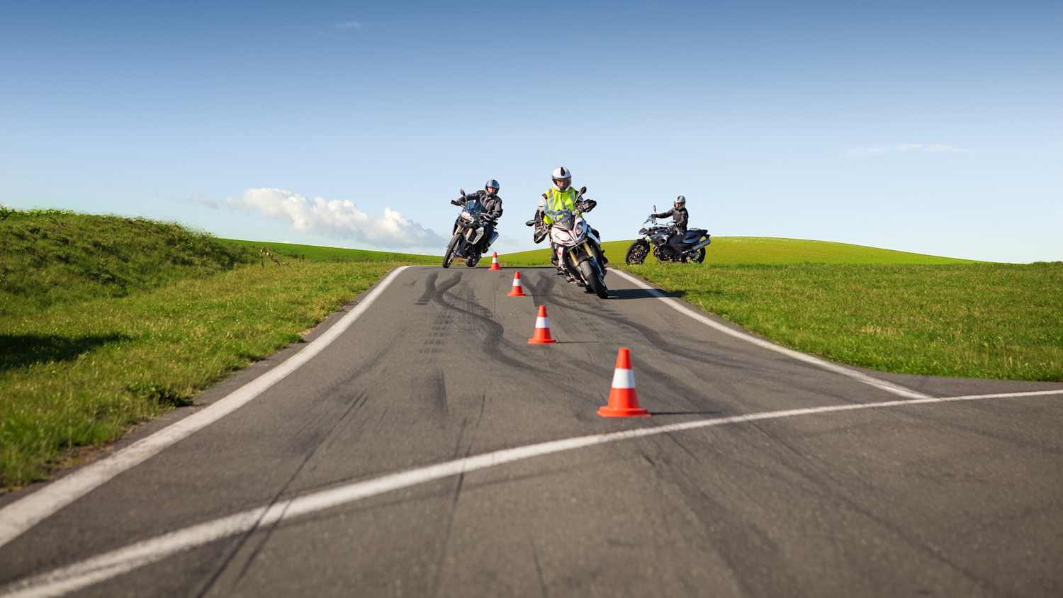 Mit einem ADAC Motorrad-Fahrsicherheitstraining starten Biker gut gewappnet in die neue Saison.
