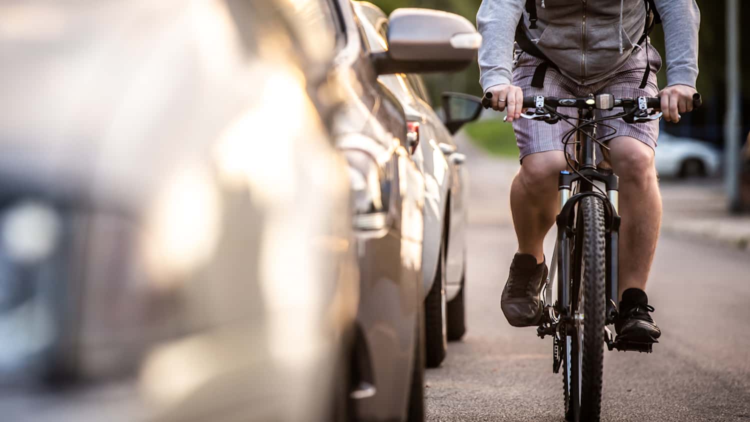 Sehr wenig Abstand zwischen Radfahrer und Autos