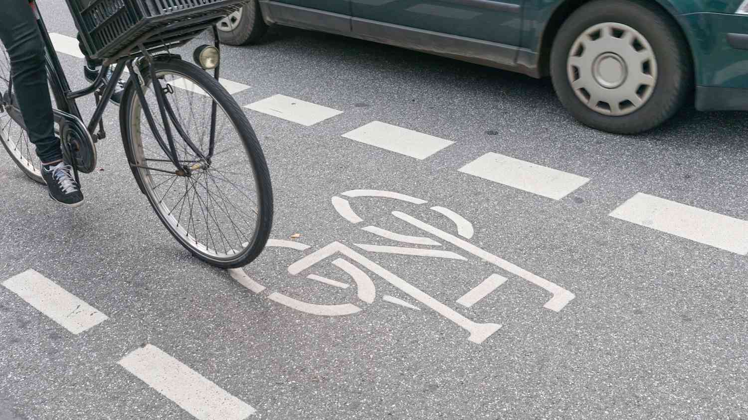 Schutzstreifen für Radfahrer sind mit einer gestrichelten Linie markiert
