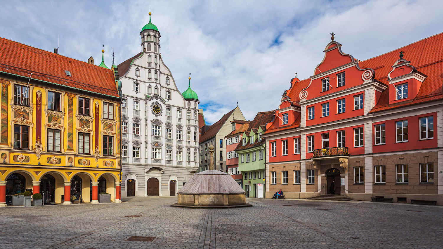 Memmingen ist mit seinen Fachwerkhäusern und dem Rathaus aus der Renaissance ein echtes Juwel im Allgäu.