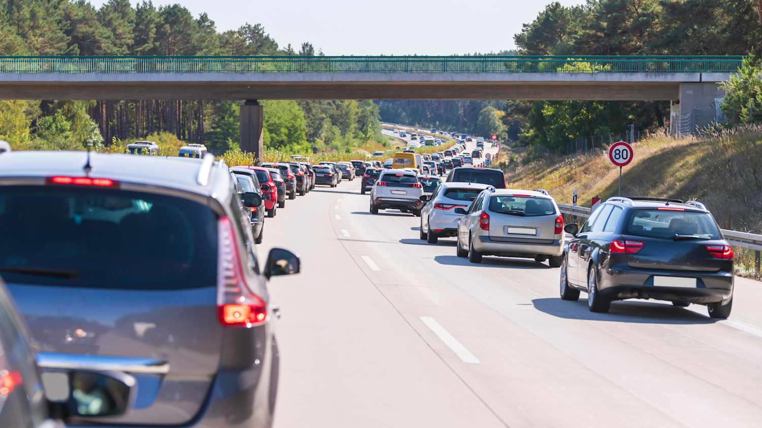 Die Rettungsgasse muss bereits bei stockendem Verkehr gebildet werden.