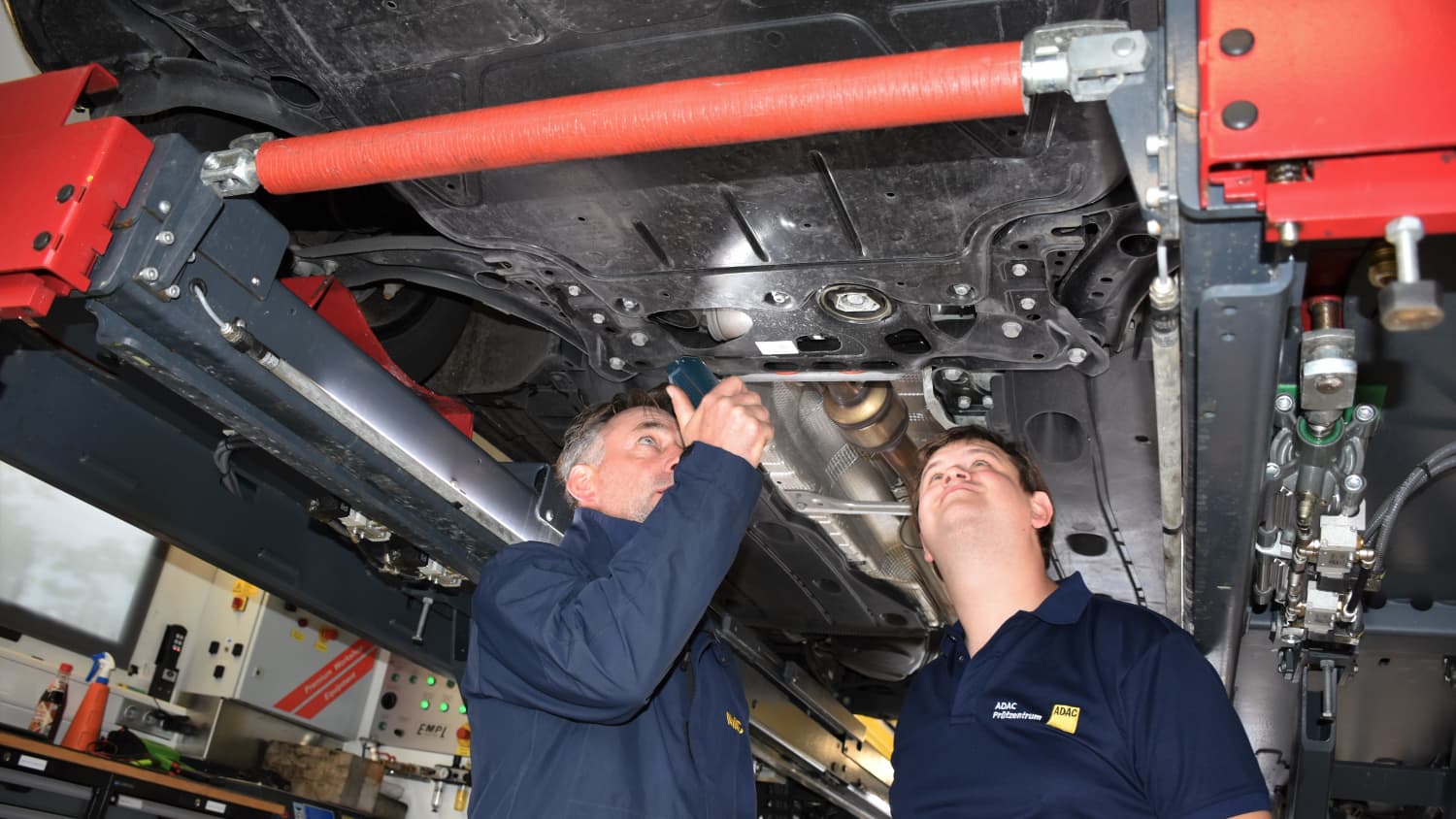 Werkstattmitarbeiter Unterboden