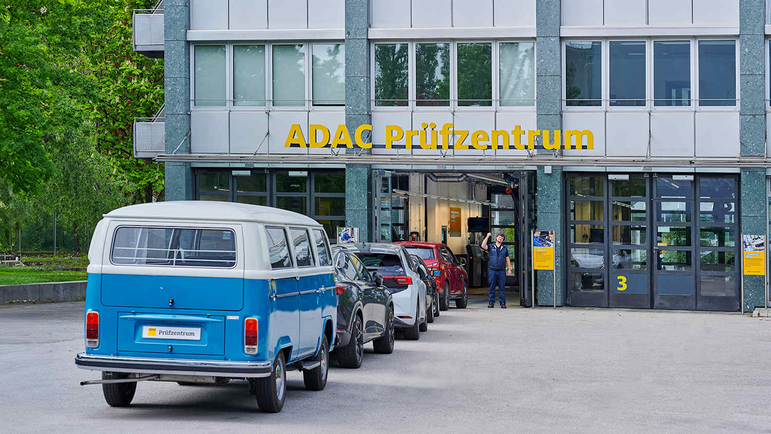 Das ADAC Prüfzentrum München ist Anlaufstelle für alle Pkw, Old- und Youngtimer sowie für Wohnmobile und Wohnwagen.