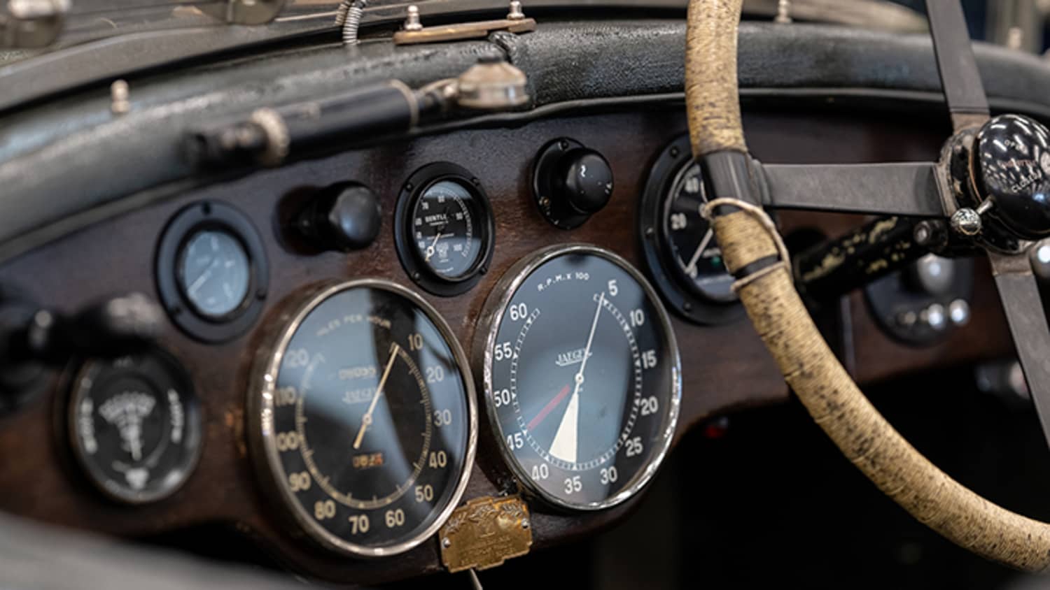 Das Armaturenbrett eines Oldtimers