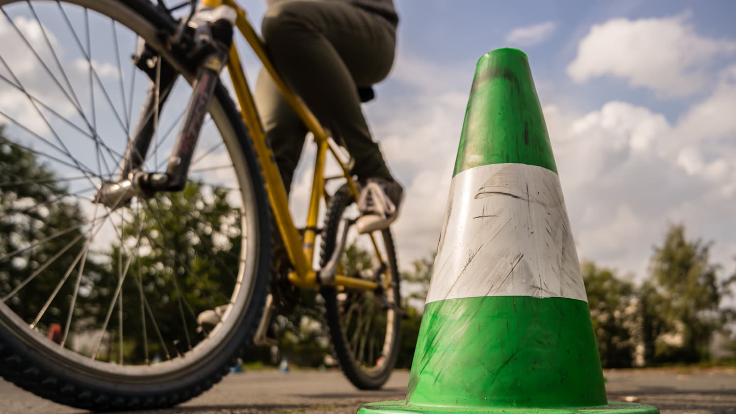 Pylone neben Fahrradfahrer auf Fahrrad