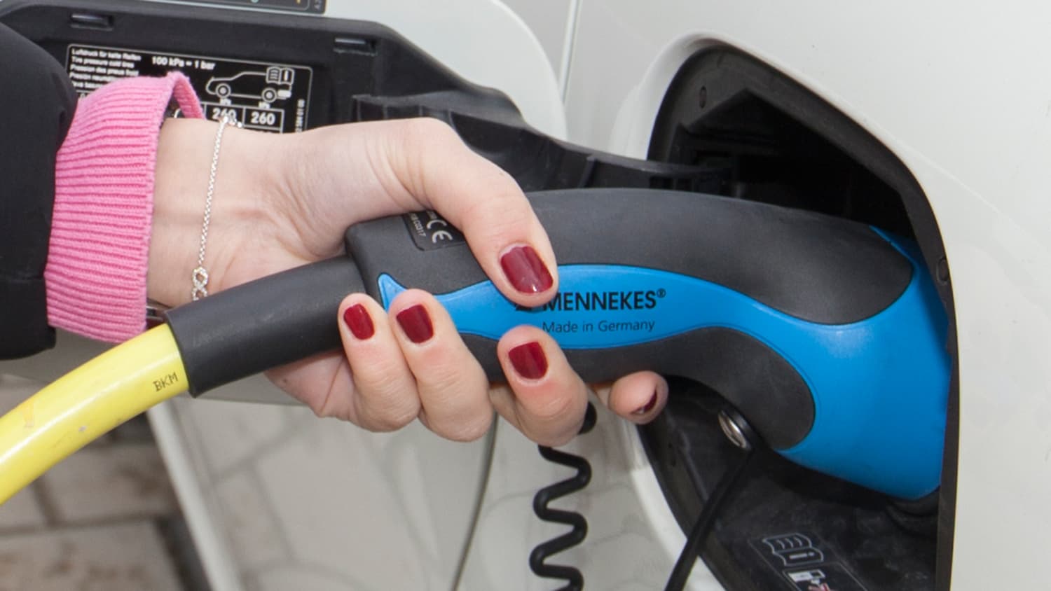 Frau, Hand, Elektromobilität, Ladevorgang