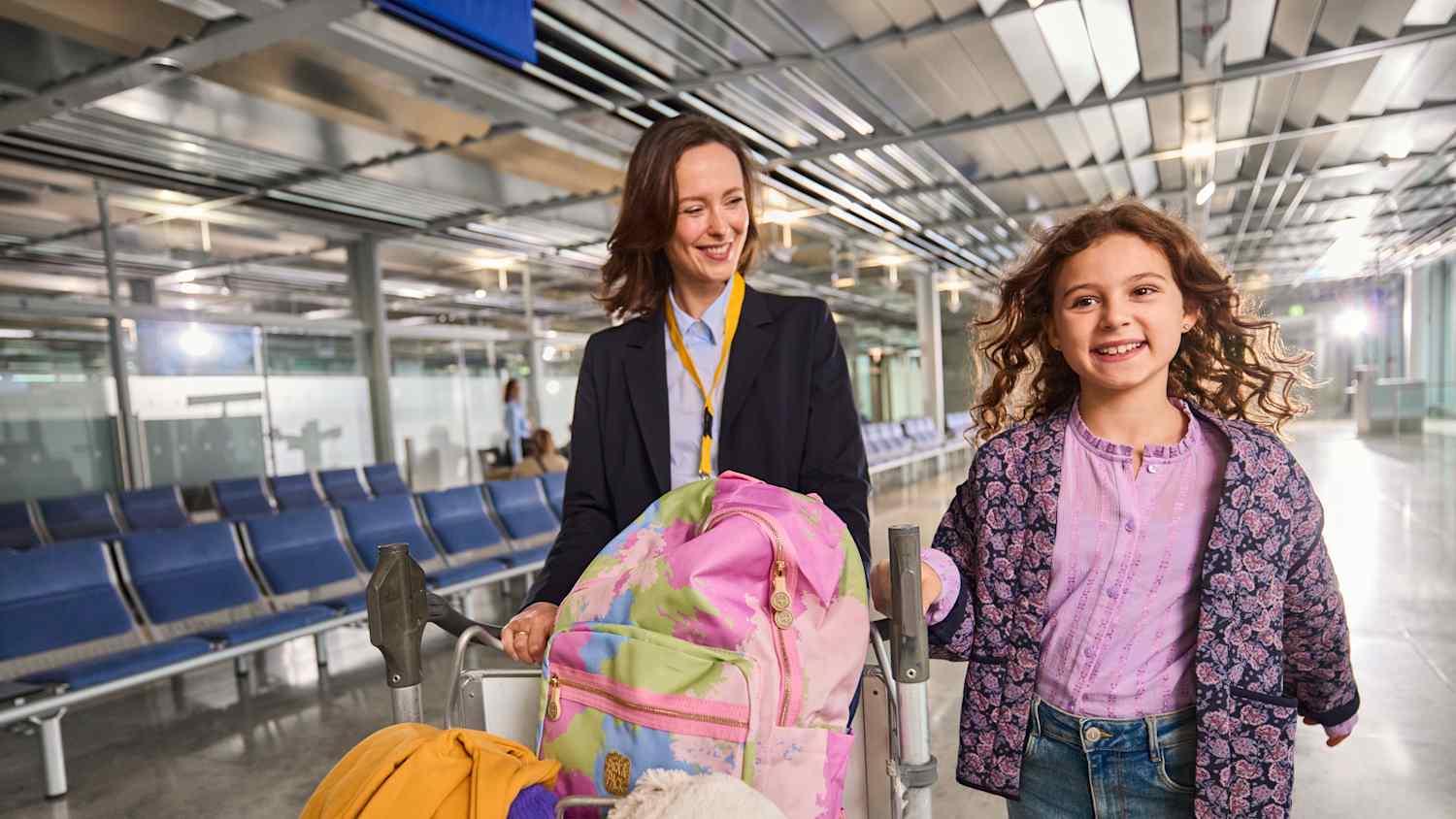 Kind wird mit dem ADAC Ambuklanz-Service nach Hause geholt