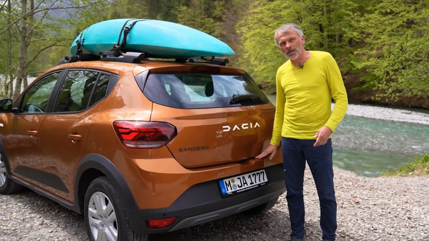 Mr. Ride vom ADAC gibt unterwegs mit dem Dacia Sandero Tipps zum Autoleasing.