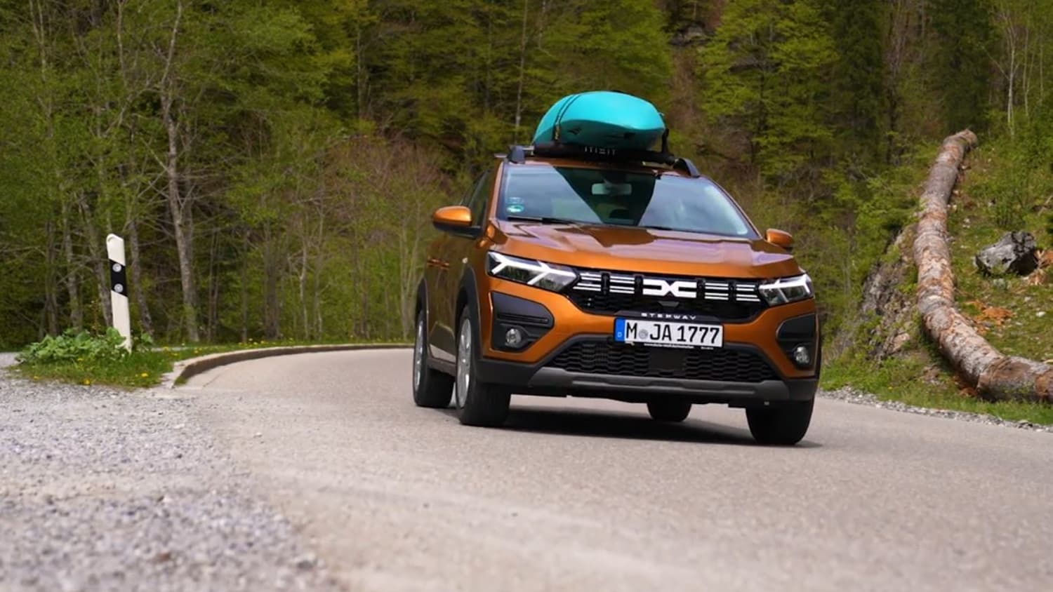 Mr. Ride vom ADAC gibt unterwegs im Dacia Sandero Stepway Tipps zum Autoleasing.