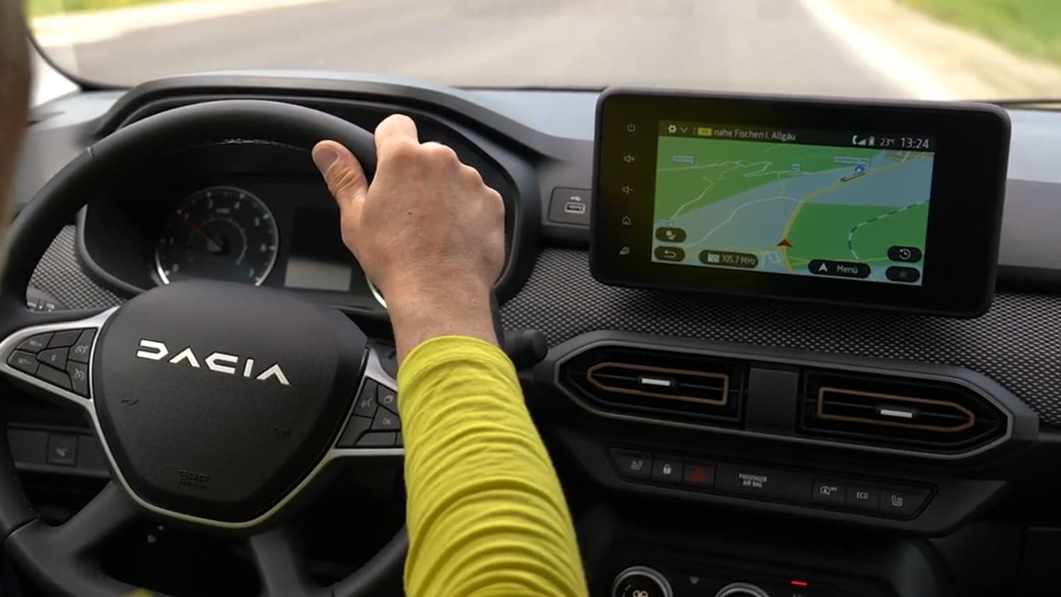 Mr. Ride vom ADAC gibt unterwegs mit dem Dacia Sandero Tipps zum Autoleasing.