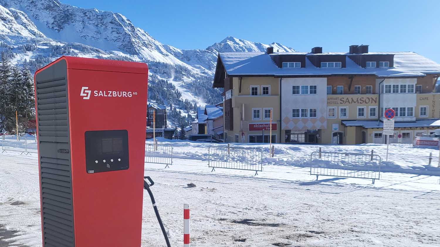 DC-Schnellladestation für Elektroautos vor dem Büro des Tourismusverbandes Obertauern