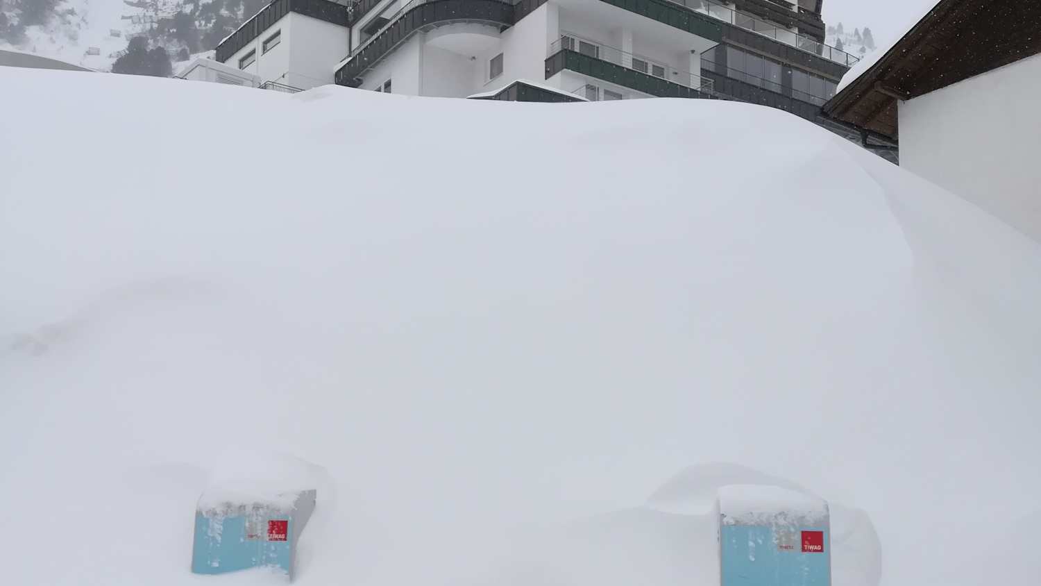 Zwei tief eingeschneite Ladesäulen in Obergurgl, Tirol in 2022