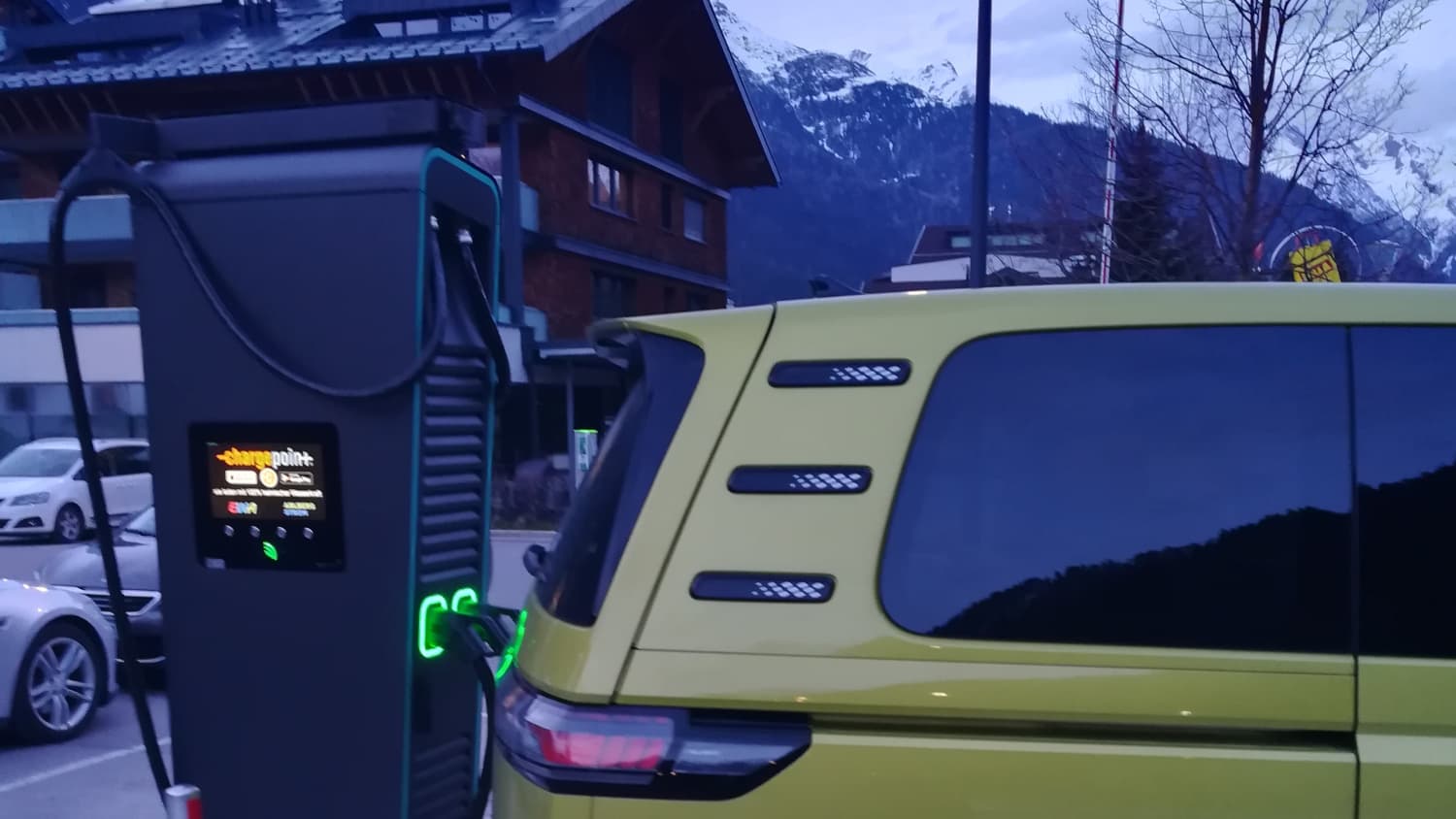 VW ID.Buzz an Schnellladesäule an der Arbergpassstraße in St. Anton a.A.
