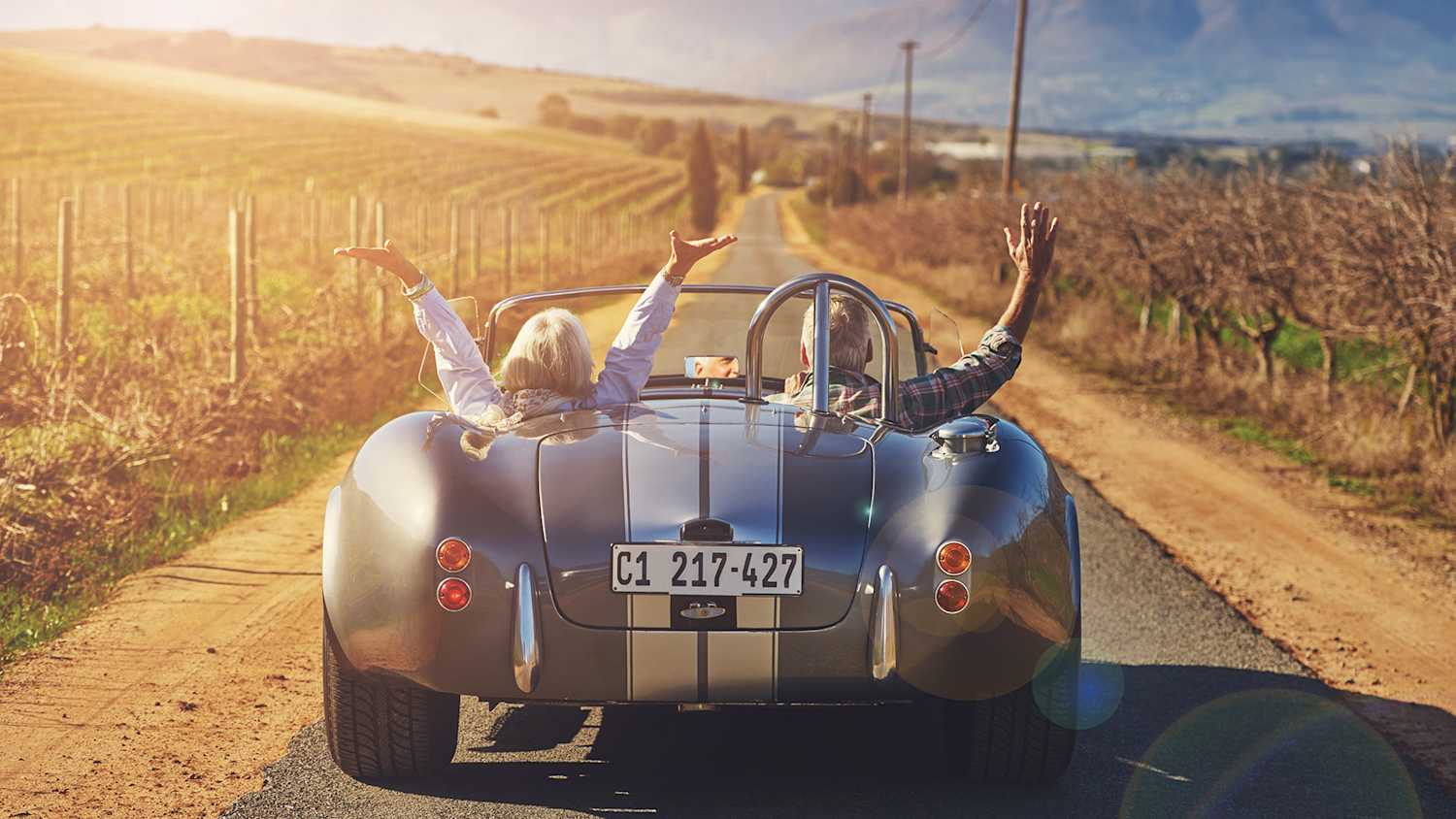 Altes Pärchen im Oldtimer fährt auf der Straße