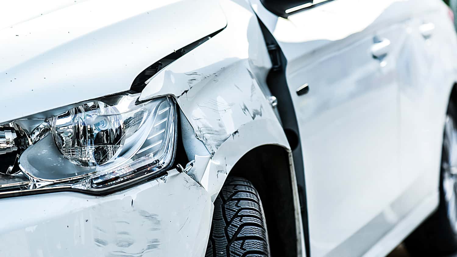 Weißes Auto hat einen Unfallschaden