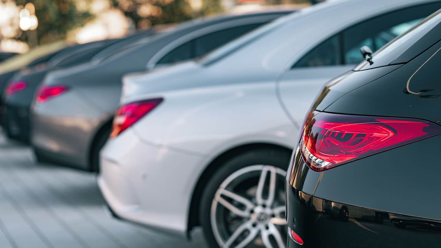 Mercedes Modelle stehen in einer Reihe hintereinander