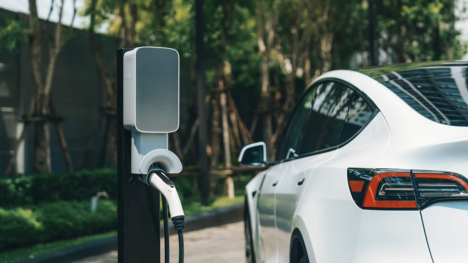 Tesla Model 3 lädt an der Ladestation