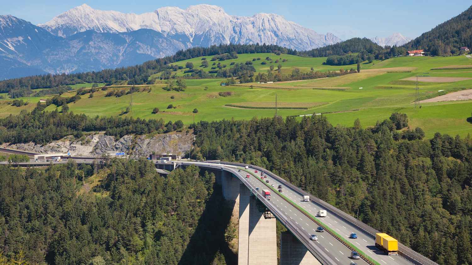 Die Europabrücke auf der Brennerautobahn ist mit Autos belebt, denn durch das ADAC Mautportal erhält man die Vignette sofort gültig
