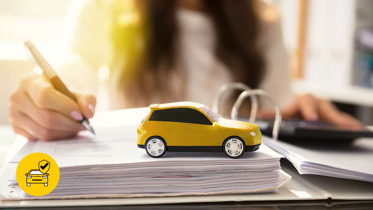 Eine Autofahrerin, die ihre Kosten zur Autoversicherung checkt vor einem wechsel ihrer kfz-versicherung