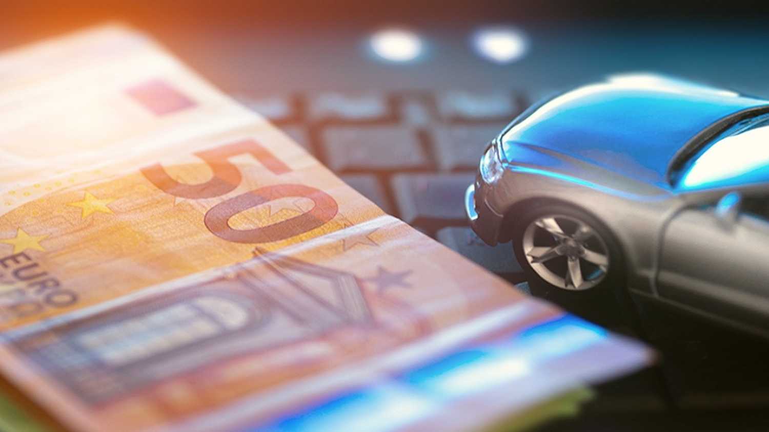 Geld und Auto als Symbol für die Möglichkeit beim Wechsel der Kfz-Versicherung kosten zu senken