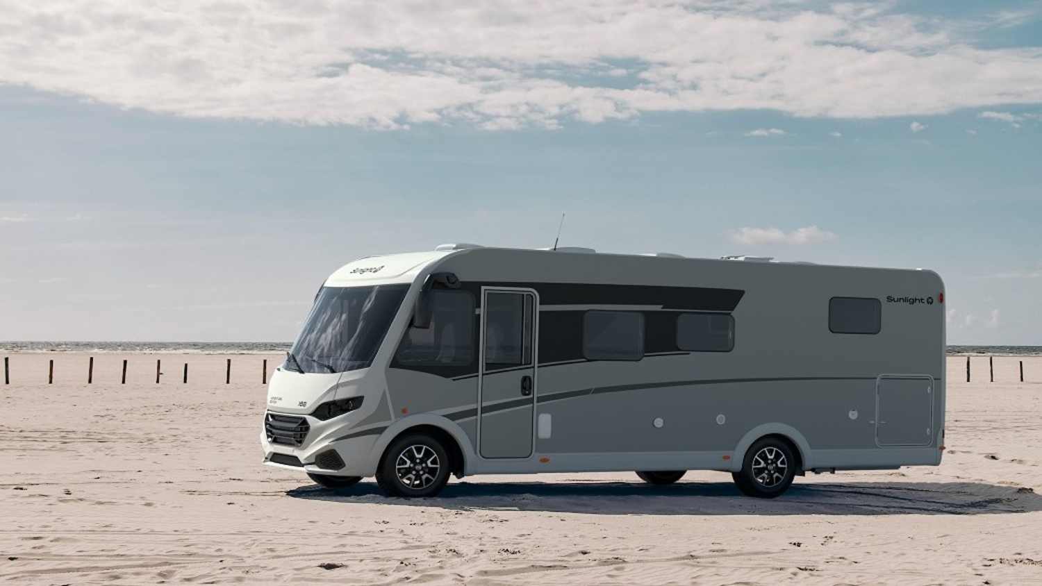 Ein Sunlight Wohnmobil steht am Strand, denn Wohnmobile im Urlaub sind auch eine gute Option